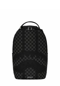 Mochila a cuadros en negro y gris oscuro con un patrón en zigzag en la parte frontal y cierre de doble cremallera, que incluye una asa en la parte superior.