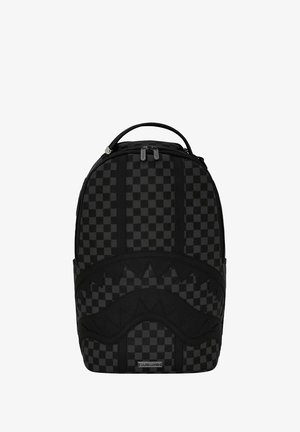 Mochila a cuadros en negro y gris oscuro con un patrón en zigzag en la parte frontal y cierre de doble cremallera, que incluye una asa en la parte superior.