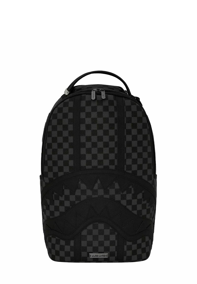 Mochila a cuadros en negro y gris oscuro con un patrón en zigzag en la parte frontal y cierre de doble cremallera, que incluye una asa en la parte superior.