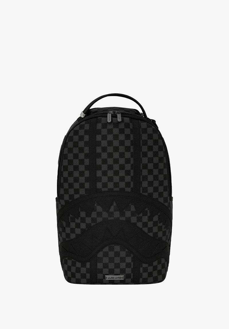 Mochila a cuadros en negro y gris oscuro con un patrón en zigzag en la parte frontal y cierre de doble cremallera, que incluye una asa en la parte superior.