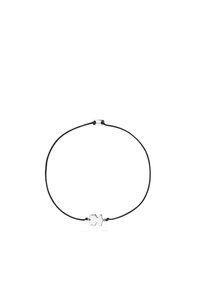 Braccialetto in corda nera con un accento centrale a forma di quadrifoglio in argento e perline metalliche su entrambi i lati della chiusura.