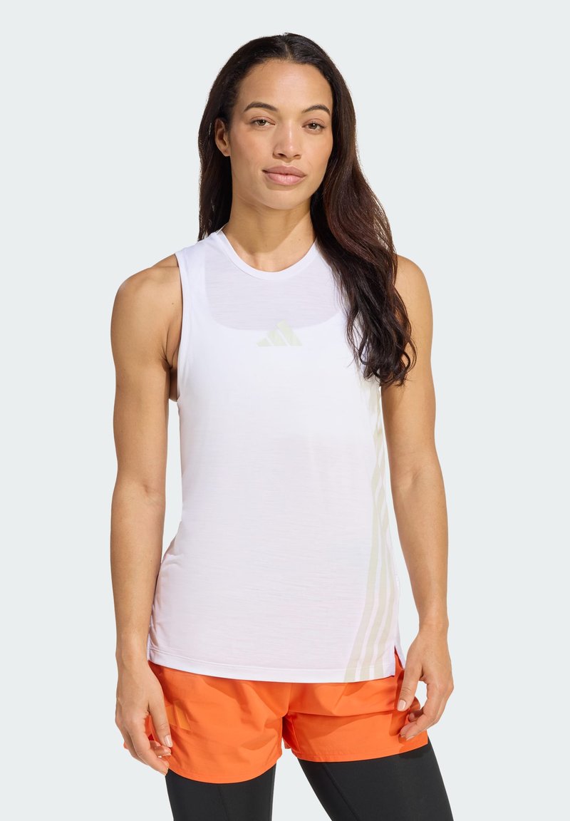 Άσπρο αθλητικό τοπ χωρίς μανίκια με ελαφρύ υλικό, που διαθέτει διακριτικό λογότυπο και φωτεινές ανακλαστικές ρίγες στο πλάι.