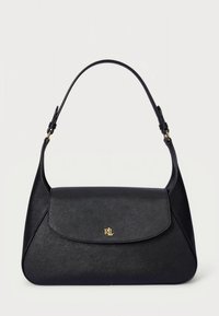 Sort skinnhåndveske med buet silhuett, glatt tekstur, klaffelukking og gullbeslag med initialene "RL" tydelig vist.