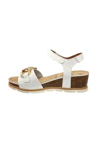 Witte wig sandalen met een kurken platform, verstelbare enkelband en een decoratieve gouden accent op de teenband. Gladde leren textuur.