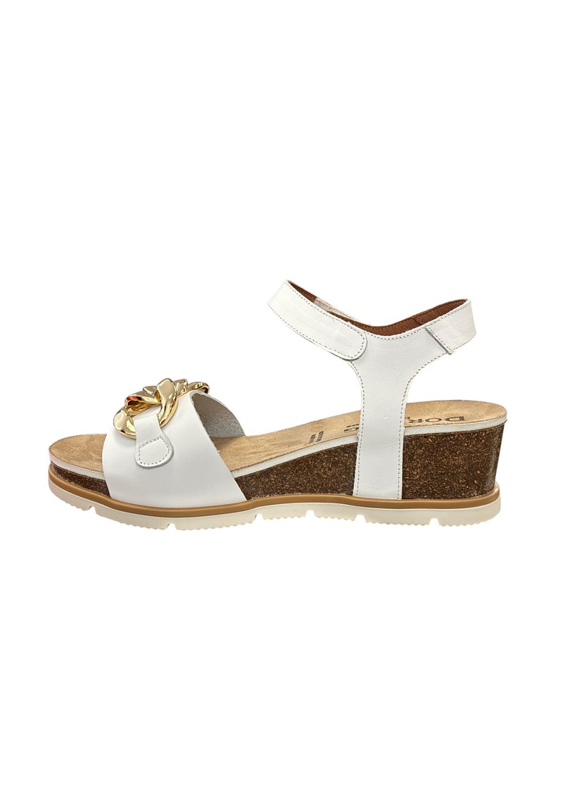 Witte wig sandalen met een kurken platform, verstelbare enkelband en een decoratieve gouden accent op de teenband. Gladde leren textuur.