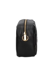 Borsa in ecopelle nera con una cerniera dorata e un accento circolare. Presenta una forma rettangolare e una texture trapuntata sui lati.