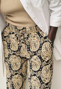 Next REGULAR FIT - Broek - black paisley print