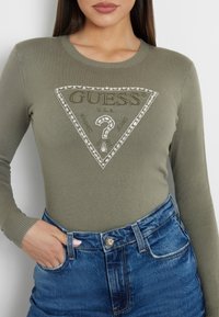 Guess FRONTLOGO STRASS - Maglione - grün