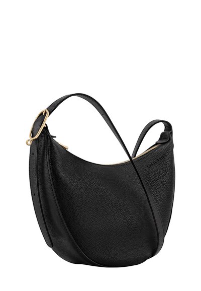 Schwarze Leder-Umhängetasche mit strukturierter Oberfläche, geschwungener Form, goldenen Hardware-Akzenten und einem einzelnen verstellbaren Riemen. Mit Reißverschluss.