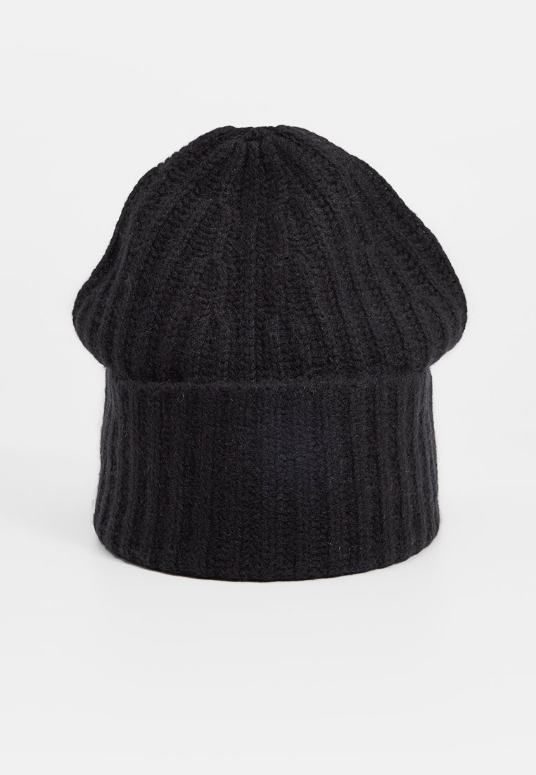 Czarna dziana czapka beanie z prążkowanej wełny, o zaokrąglonym szczycie i lekko luźnym kroju z fakturowanym wykończeniem.
