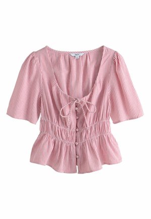 Różowo-biała bluzka w pionowe paski, z krótkim rękawem, guzikami z przodu, marszczonym stanem, baskinką na dole oraz wiązaniem przy okrągłym dekolcie.