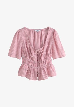 Rozo-bijela bluza s kratkim rukavima i vertikalnim prugama, gumbima sprijeda, skupljenim strukom, volanom na rubu i detaljem s mašnom na okruglom izrezu.