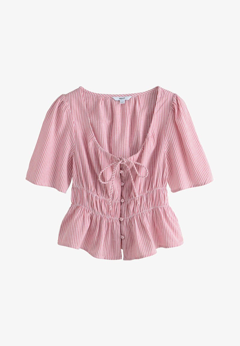 Blouse à manches courtes à rayures verticales roses et blanches, boutons sur le devant, taille froncée, ourlet à basque et détail noué à l'encolure dégagée.
