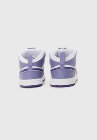 Baskets mi-hautes en cuir violet avec des accents blancs, design texturé, col rembourré et boucle de traction au talon. Semelle en caoutchouc avec une semelle violet.