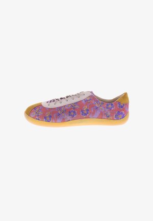 Low-top sneaker met gele neus en hiel, roze-paarse bloemenprint, beige veters en doorschijnende gele zool, zij-aanzicht.