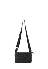 Bolso cruzado de cuero tejido negro con correa ajustable, cierre de cremallera, forma rectangular y patrón texturizado en la superficie.