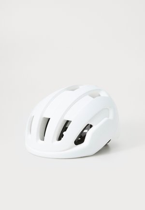 Baltas dviračio šalmas su ventiliacijos angomis, lygia paviršiumi, aerodinaminiu dizainu ir juodu vidumi. Lengvas, tvirtos konstrukcijos.