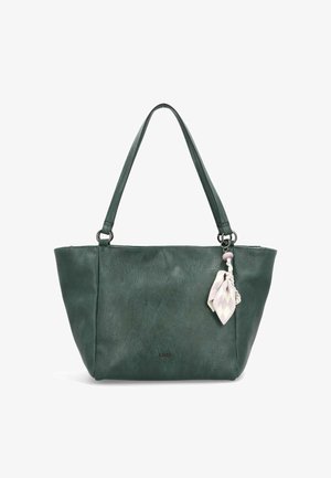 Dunkelgrüne Lederhandtasche mit doppelten Schulterriemen und einem daran befestigten Charm aus pink-weißer gemusterter Stoff.