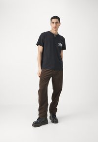 The North Face BERKELEY CALIFORNIA POCKET TEE - Apdrukāts T-krekls - black