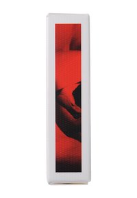 Boîte blanche avec une surface texturée ; présente un design graphique vertical rouge et noir d'une main. Forme carrée avec une finition lisse.