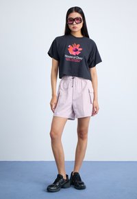 Obey Clothing HOUSE OF FLORAL - Camiseta estampada - digital black