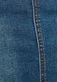 Tessuto in denim blu scuro con una cucitura visibile caratterizzata da cuciture arancioni e una superficie leggermente strutturata, che mette in mostra un materiale classico per jeans.