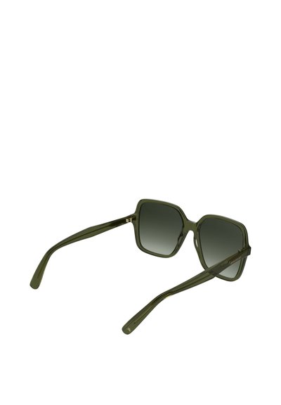 Lunettes de soleil en plastique vert avec des verres carrés, une monture large et des branches effilées. Les verres présentent un dégradé du gris foncé au gris clair.
