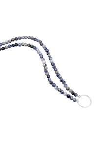 Collier en perles bleues et grises composé de pierres sphériques, avec un anneau en argent circulaire au niveau du fermoir. Surface texturée avec des motifs variés.