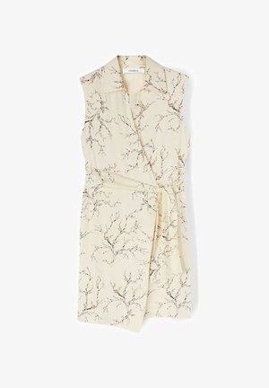 Robe portefeuille beige sans manches avec imprimé de branches fleuries, col classique et ceinture en tissu assortie nouée à la taille.