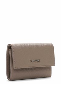Beige leren portemonnee met een gestructureerde afwerking, gekenmerkt door een driehoekige flap, zilveren logo-accent en een compacte rechthoekige vorm.