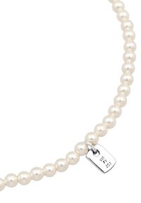 Perlenkette mit gleichmäßigen, runden, weißen Perlen mit glatter Oberfläche und einem silbernen Anhänger mit der Prägung "925". Einfaches, klassisches Design.