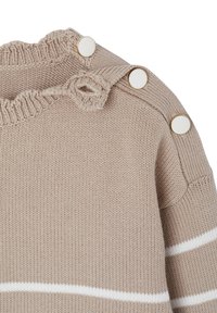 Beige gestrickter Pullover mit einem strukturierten Rippenkragen, weißen Streifen und drei großen weißen Knöpfen an der Schulter.