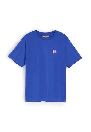 Niebieska bawełniana koszulka z krótkim rękawem. Posiada mały grafikę wiśni w czerwonym i białym kolorze na lewej piersi. Projekt z okrągłym dekoltem.