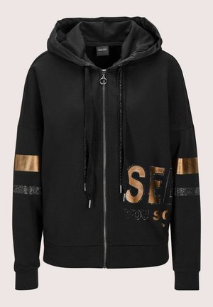 Zwarte hoodie van zacht materiaal, met een ritssluiting, een capuchon met trekkoorden en metallic gouden accenten met glanzende letters op de voorkant.