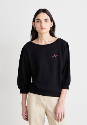 Zwarte pullover sweatshirt met brede halslijn en opbollende mouwen. Voorzien van roze borduursel "Boss" op de borst. Zachte, gestructureerde katoenstof.