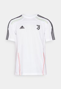 Biała koszulka Juventus od Adidas z czarnymi paskami na ramionach, zielonymi akcentami i czerwonymi szwami bocznymi. Posiada okrągły dekolt i logo.