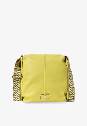 Sac en cuir jaune à bandoulière avec une surface texturée, des accessoires en or et une sangle à motifs verts, noirs et blancs. Présente un accent de logo.