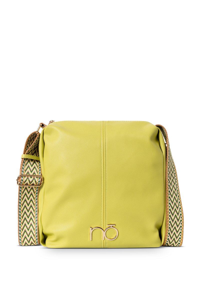 Gele leren schoudertas met een gestructureerd oppervlak, gouden hardware en een gestreepte groen, zwart en witte schouderriem. Bevat een logo-accent.