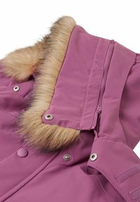 Paars bovenkleding heeft een nepbont kraag, zilveren hardware en een ritssluiting. De stof is soepel met stikseldetails.