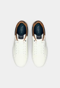 Sneakers albe cu talpă joasă, cu șireturi albe, detalii maro și bleumarin, și cu branding "Pepe Jeans London" pe limbă și pe laterale, prezentate dintr-o perspectivă de sus.