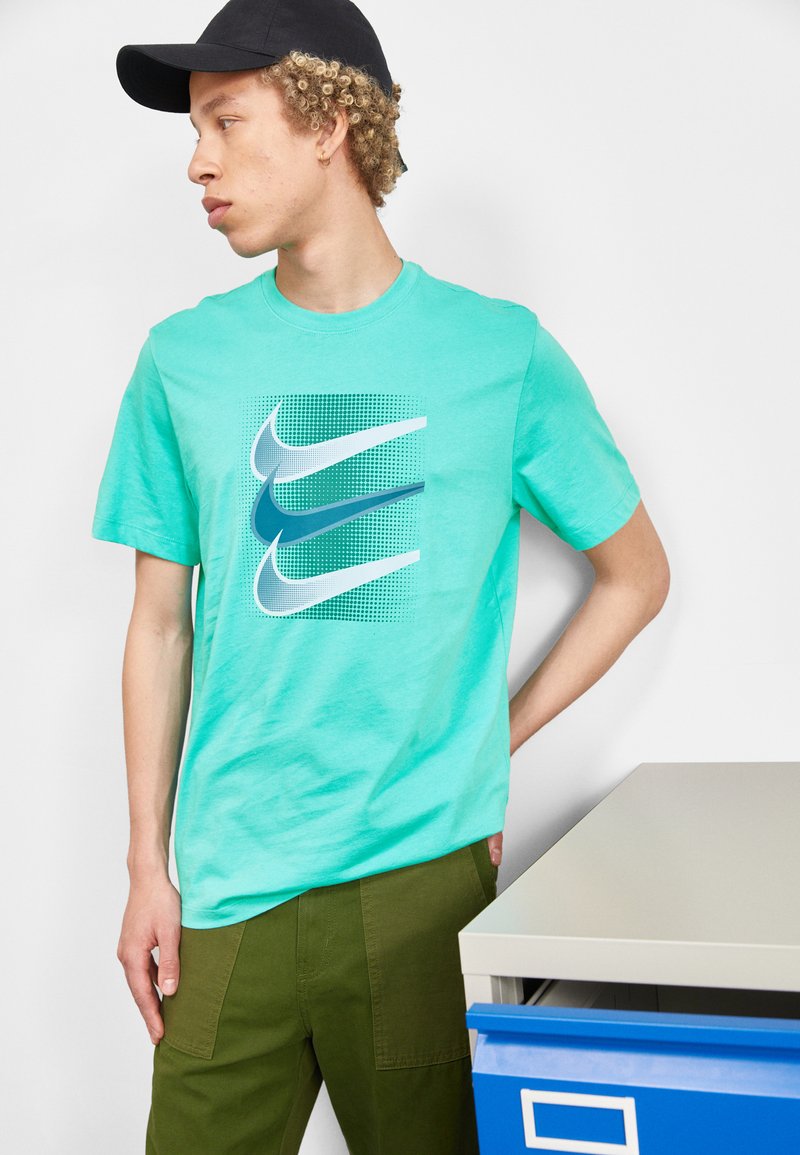 nike-sportswear-tee-t-shirt-print-retro-turquoise-zalando-nl