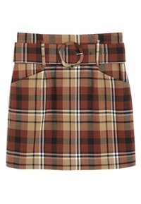 Falda mini de cuadros en marrón, beige y negro. Cuenta con un cinturón ancho con hebilla redonda y dos bolsillos frontales. Tejido estructurado con una textura suave.