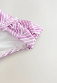 Țesătură de costum de baie cu dungi violet și alb, cu un detaliu de design plisat la umăr și căptușeală albă netedă dedesubt.