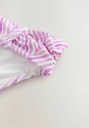 Tissu de maillot de bain rayé violet et blanc avec un détail froncé à l'épaule et une doublure blanche lisse en dessous.