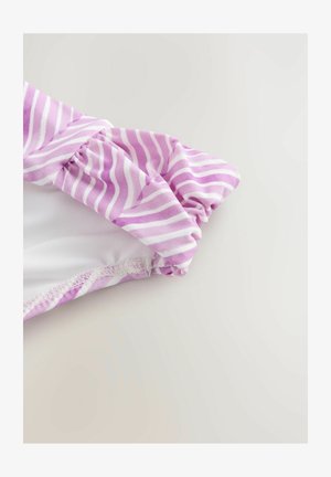 Lilla ja valge triibuline ujumiskangas, millel on õlavarre juures kogutud disainielement ja all sujuv valge vooder.