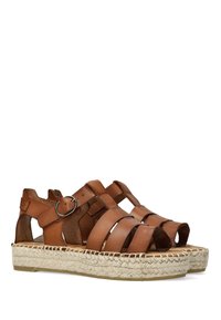 Bruine leren sandalen met meerdere bandjes, uitgerust met een verstelbare enkelgesp en een platformzool gewikkeld in jute.