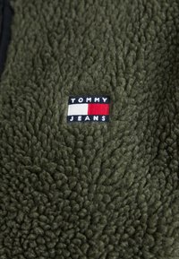 Tommy Jeans BADGE ZIP UNISEX - Hoodie - fatigue green