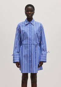 Gestreiftes Hemdkleid in Hellblau und Weiß, ausgestattet mit einem Kragen, langen Ärmeln mit Bindebändern und einer taillierten Taille für eine enganliegende Silhouette.