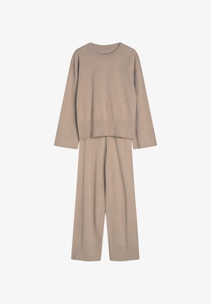 Beżowy zestaw dresowy z dzianiny, składający się z pulowera z okrągłym dekoltem i długimi rękawami oraz spodni z szerokimi nogawkami, oba wykonane z miękkiego i gładkiego materiału.