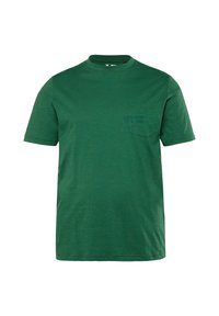 Camiseta verde de manga corta fabricada en mezcla de algodón. Presenta un cuello redondo y un pequeño bolsillo en el pecho con un detalle de texto sutil. Textura suave.
